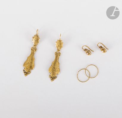  Paire de longs pendants d'oreilles en or 18K (750) gravés de fleurs. Travail français...