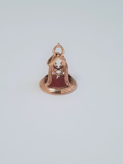 null 
Pendant-seal in 18K gold (750), decorated with an intaglio on carnelian representing...