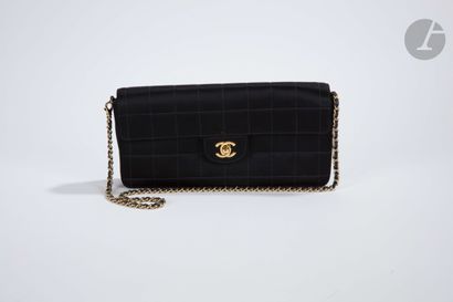 null CHANEL

Timeless bag in black quilted satin, gold metal trim, chain and leather...