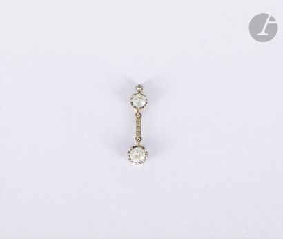 null Elément de bijou en or 18K (750), serti de deux diamants de taille ancienne....