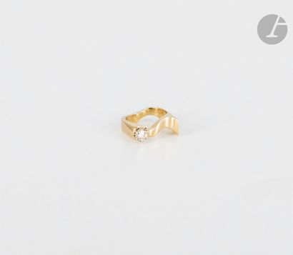 Asymmetrical ring in 14K (585) gold, set...