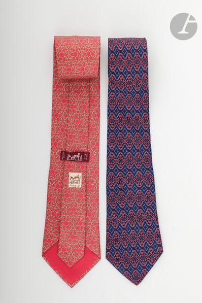 null HERMèS

2 cravates en soie, l'une rouge à motifs de cordages, l'autre fond bleu...