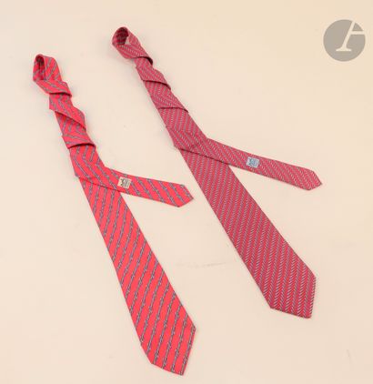 null HERMÈS. 

2 cravates en soie fond rouge, l'une à décor de polyèdres, l'autre...