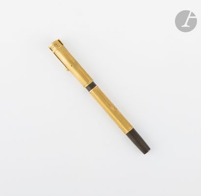 null WATERMAN

Gold and bakelite fountain pen. Gross weight: 23.9 g (dents, scra...