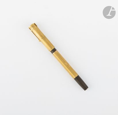 null WATERMAN

Stylo-plume en or et bakélite. Poids brut : 23,9 g (enfoncements,...