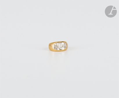 null 18K (750) gold ring, set with an old-cut diamond surrounded by smaller old-cut...