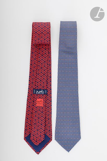 null HERMèS

2 cravates en soie, l'une fond gris à motifs de mors bleus, l'autre...