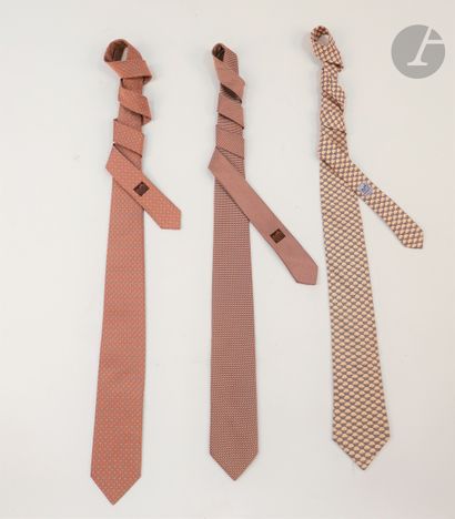 HERMÈS. 
3 cravates en soie fond jaune ou...