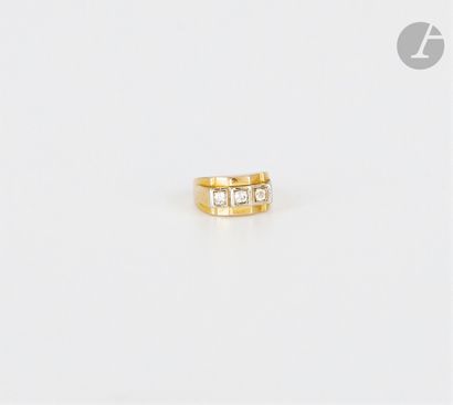 null Ring in 18K (750) gold, set with 3 old cut diamonds. French work of the 1940s....