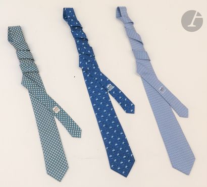 HERMÈS. 
3 cravates en soie fond bleu, l'une...