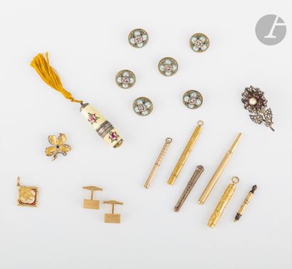  Lot de bijoux et accessoires en or 18K (750) comprenant : un pendentif, une paire...