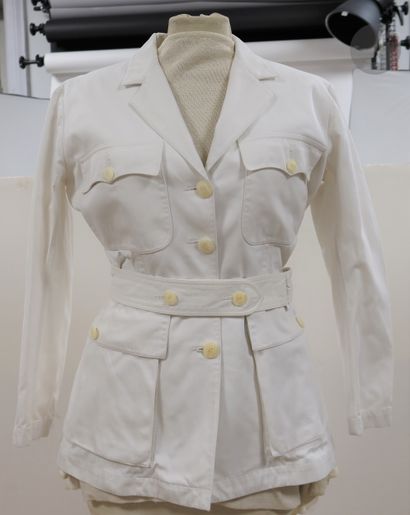 null ALAÏA

White cotton jacket with four pockets (small threads drawn on the collar),...