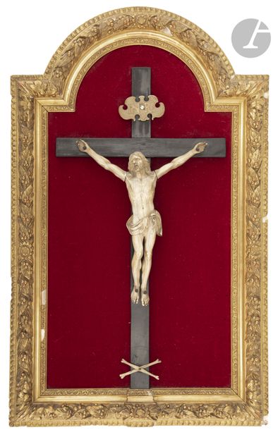  Tableau crucifix avec Christ en ivoire sculpté. Tête levée vers le ciel, périzonium...