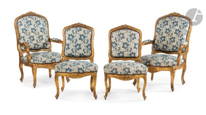  Suite de deux fauteuils et deux chaises en bois doré à dossier plat et décor de...