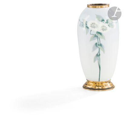  *Thuringe Vase en porcelaine de forme oblongue à décor polychrome sur fond bleu...