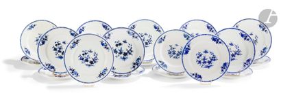  *Tournai Vingt assiettes en porcelaine à décor en camaïeu bleu au ronda. XIXe siècle....