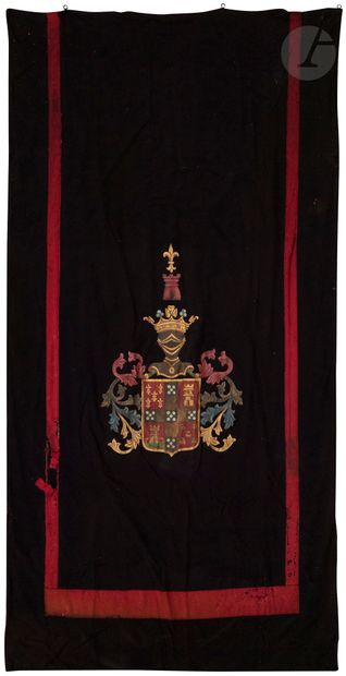  Portière en tissus noir et bandeau rouge avec armoiries peintes accostées de rinceaux,...
