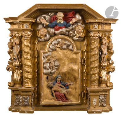  Façade de tabernacle en bois sculpté, polychromé et doré représentant une Vierge...