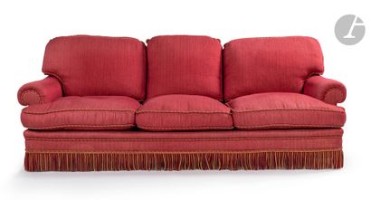 Grand canapé en tissu rouge à passementeries....