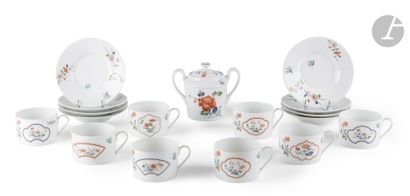  Limoges et Christian Dior Huit tasses à thé, huit soucoupes et un pot à sucre en...
