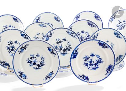 null *Tournai
Vingt assiettes en porcelaine à décor en camaïeu bleu au ronda.
XIXe...