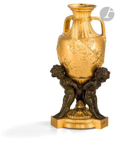 Vase en bronze patiné et bronze doré à trois...