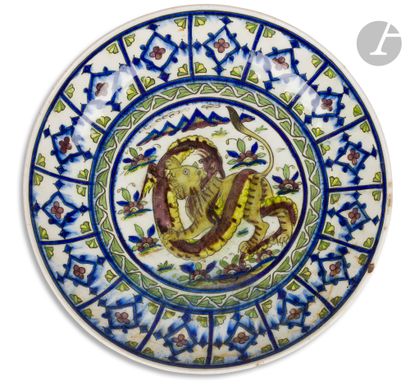 null Plat à décor de combat entre lion et dragon, Iran qâjâr, fin XIXe siècle
En...