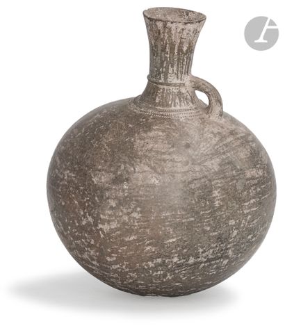Bottle with a round body, surmounted by a...
