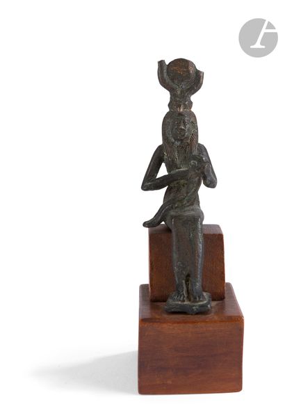 null Statuette figurant Isis allaitant Horus
Égypte, Basse époque.
Bronze.
Hauteur...