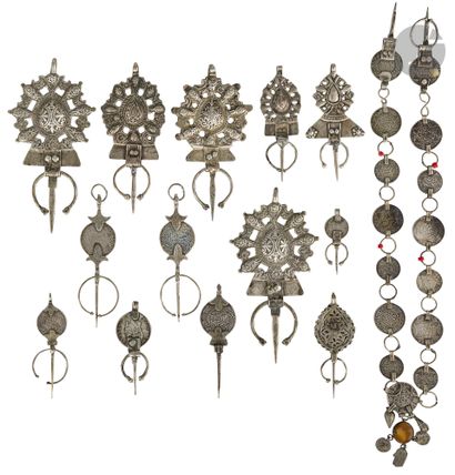 null Set of silver fibulae, Morocco, 20th century -
A large pair of fibulae and five...