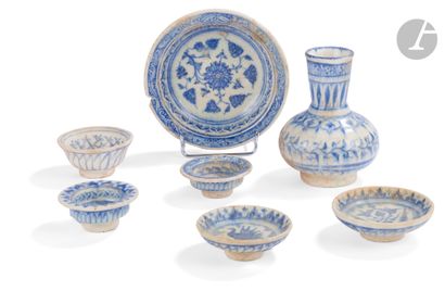 null Set of six small bowls and a small vase with blue and white decoration, Iran,...