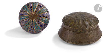 null Small enameled bowl and pandan box, Kashmir and India, 19th century-
The first,...
