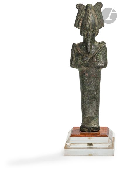 Statuette figurant le dieu Osiris debout...
