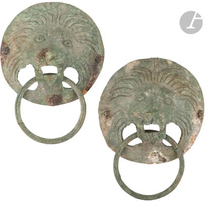 Pair of sconces depicting lions' headsA ring...