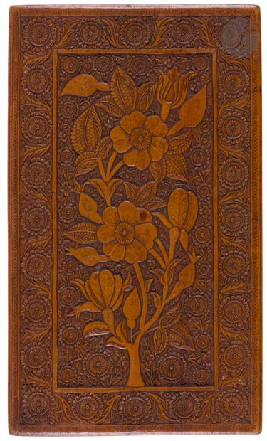 null Boîtier de miroir et étui en bois sculpté, Iran qâjâr, XIXe siècle
- Le boîtier...