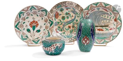 Five ceramic pieces with Iznik style decoration,...