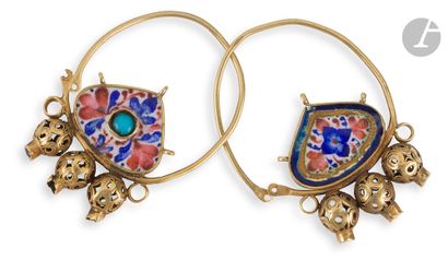  Paire de grandes boucles d’oreilles et un pendant d’oreille en or, Iran qâjâr, XIXe...