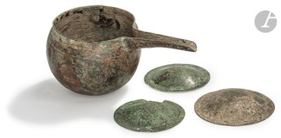 null Vase à libation orné d’un bec
Iran, Luristan, Xe siècle avant J.-C.
Bronze.
D....