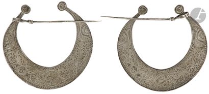 null Silver jewelry, Tunisia, 19th - 20th century 
- Pair of large half-moon fibulae...