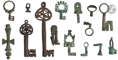 Lot de clés, croix et autres éléments Époques...