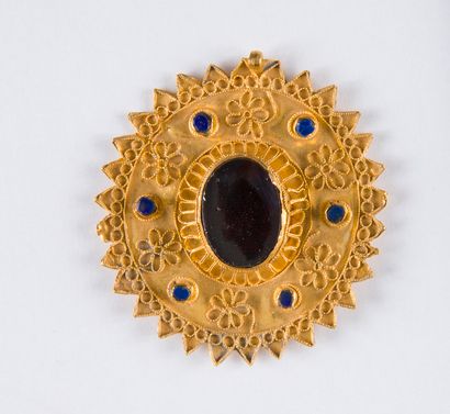 Pendant representing a disc bordered with...
