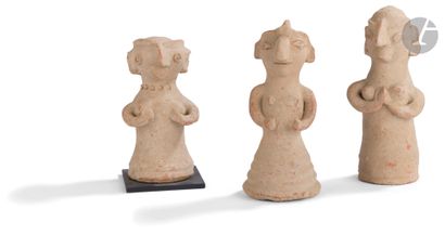 Trois statuettes féminines Debout, les bras...