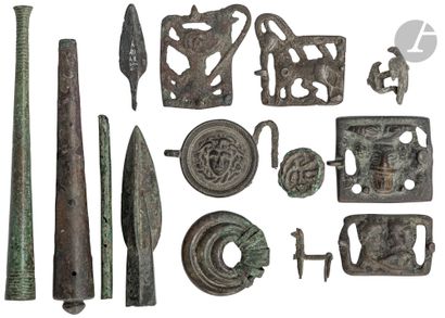 Lot of bronze and metal items from various...