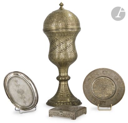 null Brûle-parfum et trois pièces d’argenterie, Iran, XIXe et XXe siècle
- Le premier...