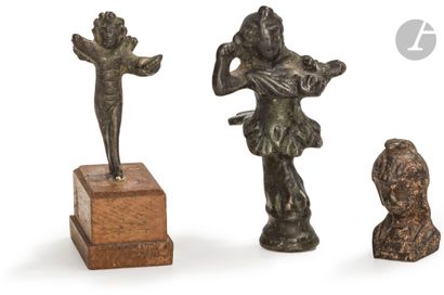 Cinq statuettes dont deux Eros, un personnage...