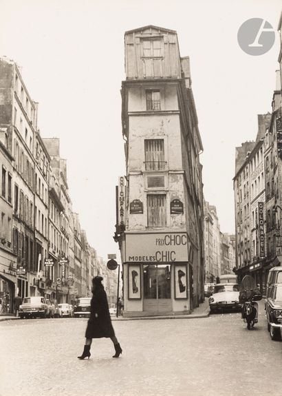 null Willy Ronis (1910-2009)
Paris, c. 1960. 
Immeuble plat à l’angle de la rue de...