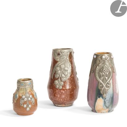  TRAVAIL ART NOUVEAU - COLLECTION GEORGES TERZIAN Ensemble de 3 vases en céramique...