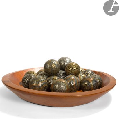 null GEORGES TERZIAN COLLECTIONLot of
21 steel studded petanque balls. 
D. 8 to 10...