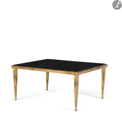 null RAMSAY DÉCORATION 
Table basse d’appoint. Épreuve en fer doré ; la pieds de...