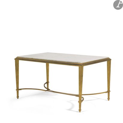 null TRAVAIL NÉOCLASSIQUE
Table basse rectangulaire. La base en bronze doré à quatre...